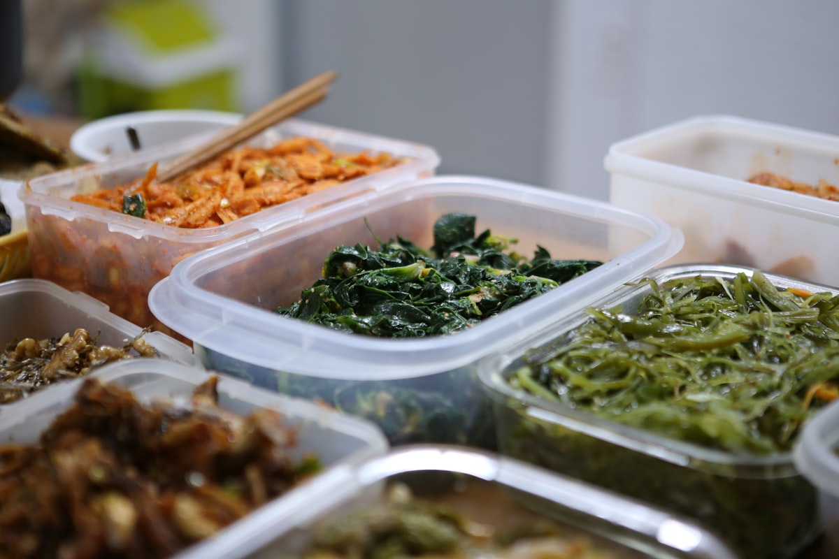 Femme préparant un repas sain